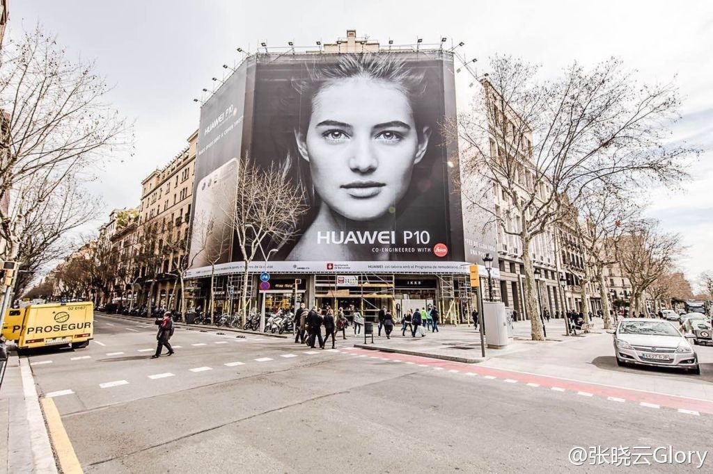 华为P10惊艳亮相巴塞罗那 巨幅广告席卷街头，科技美学震撼欧洲
